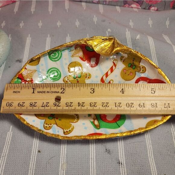 DECOUPAGE CLAM SHELL DECOUPAGE GINGERBREAD MAN ON A CLAM SHELL TRINKET DISH - Picture 9 of 11